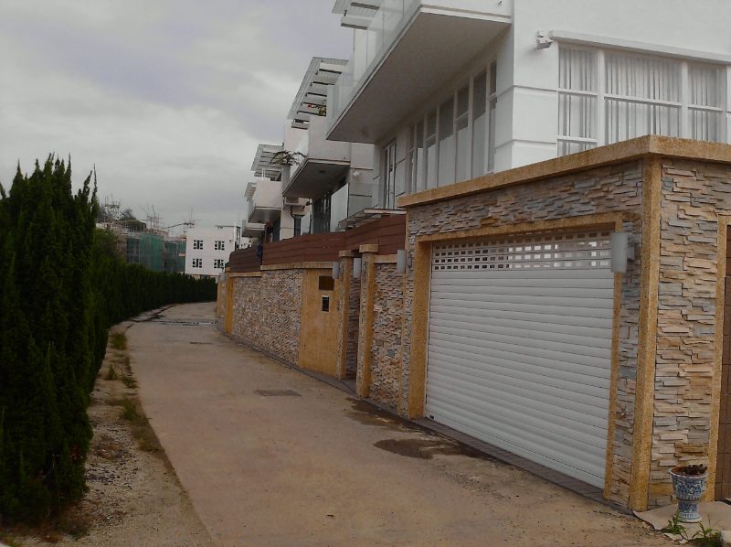 住宅外牆與車庫入口